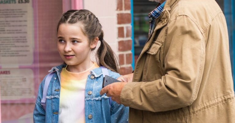 Eliza breaks down after incident at school when her period starts in Corrie