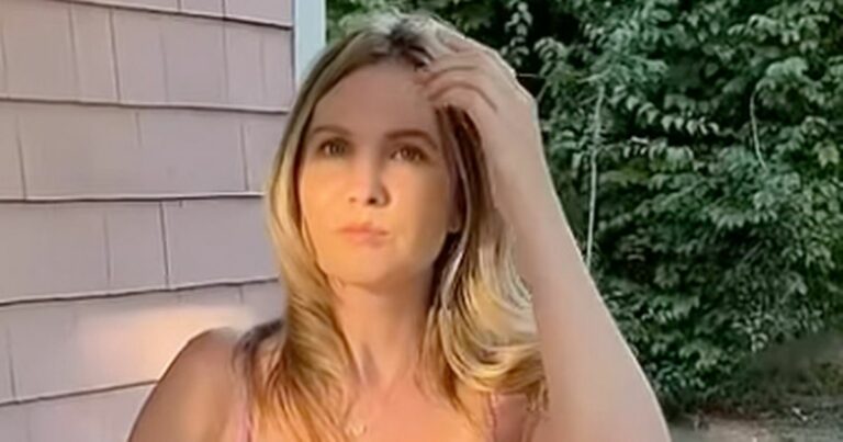 Mormon mum waiting for cheeky fans to show up as she wows in risqué mini dress